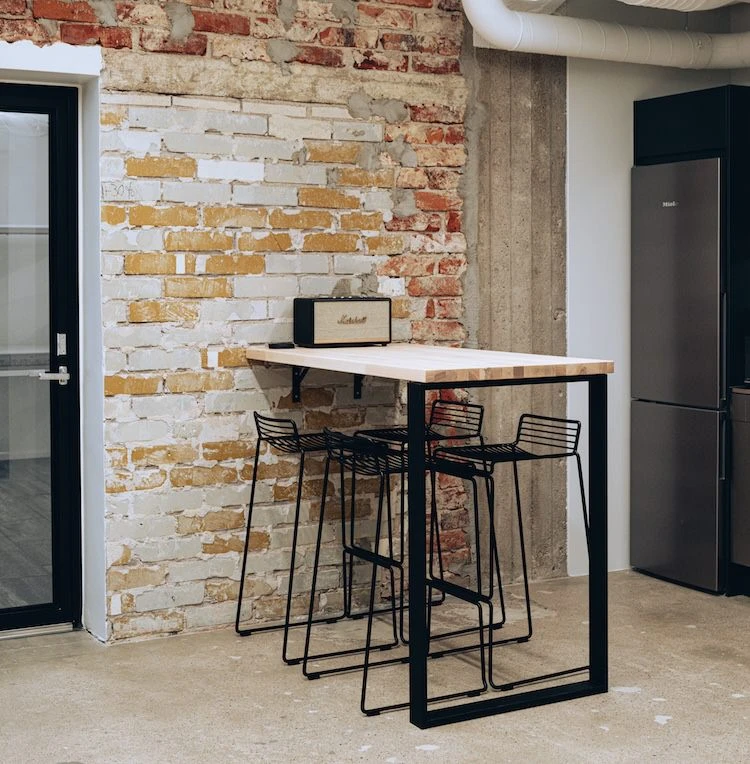 Köp Vi tillverkade ett set bänkskivor och inredningsdetaljer för ett företag i Helsingfors