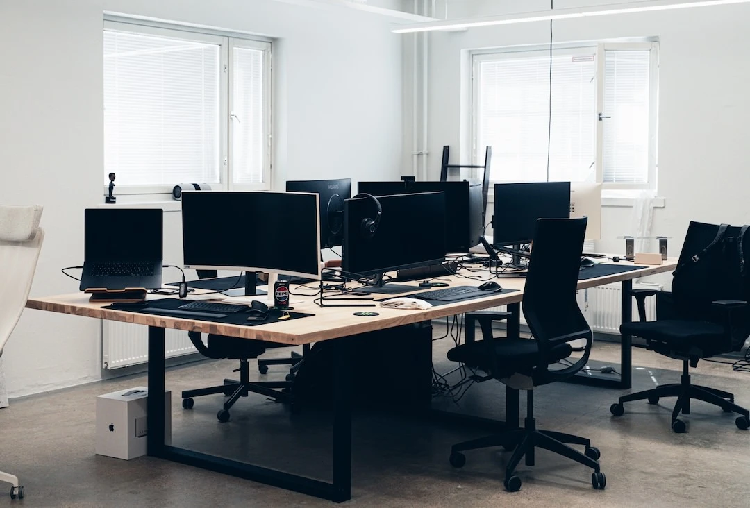 Köp Vi tillverkade ett set bänkskivor och inredningsdetaljer för ett företag i Helsingfors