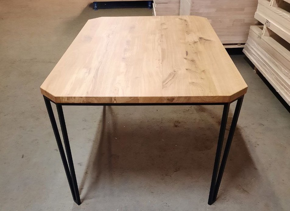 No koka un metāla izgatavota galda ražošana pēc klienta rasējumiem