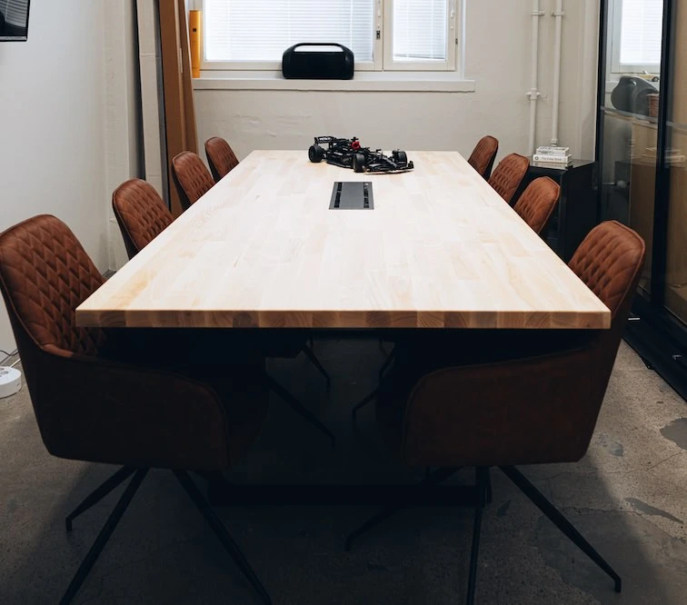 Köp Vi tillverkade ett set bänkskivor och inredningsdetaljer för ett företag i Helsingfors