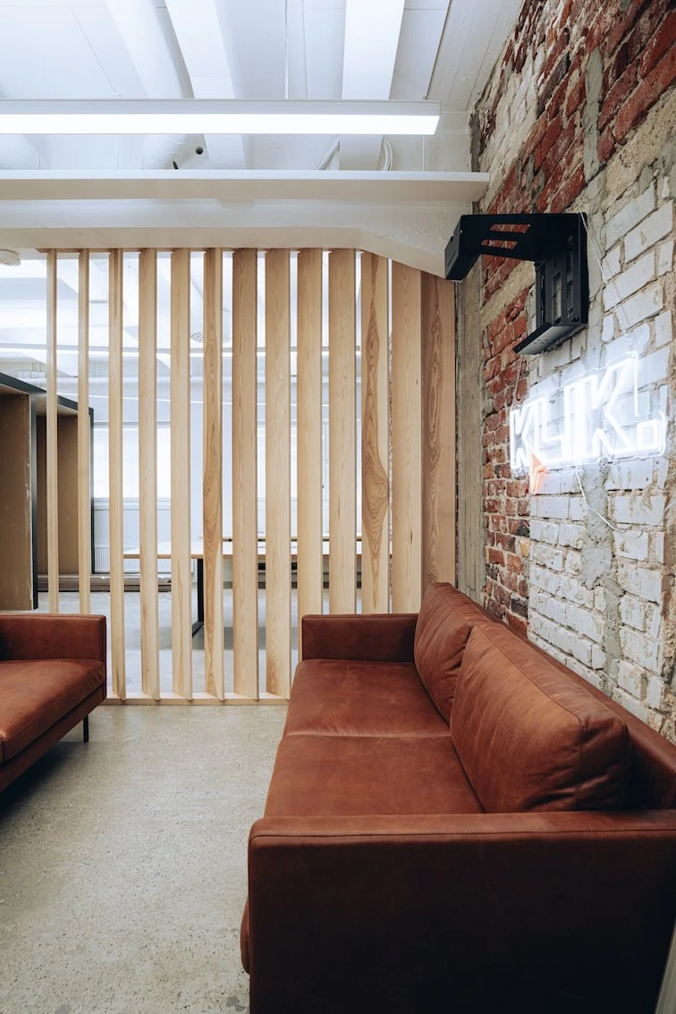 Köp Vi tillverkade ett set bänkskivor och inredningsdetaljer för ett företag i Helsingfors