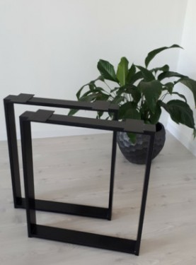Metalliset jalat pöydälle